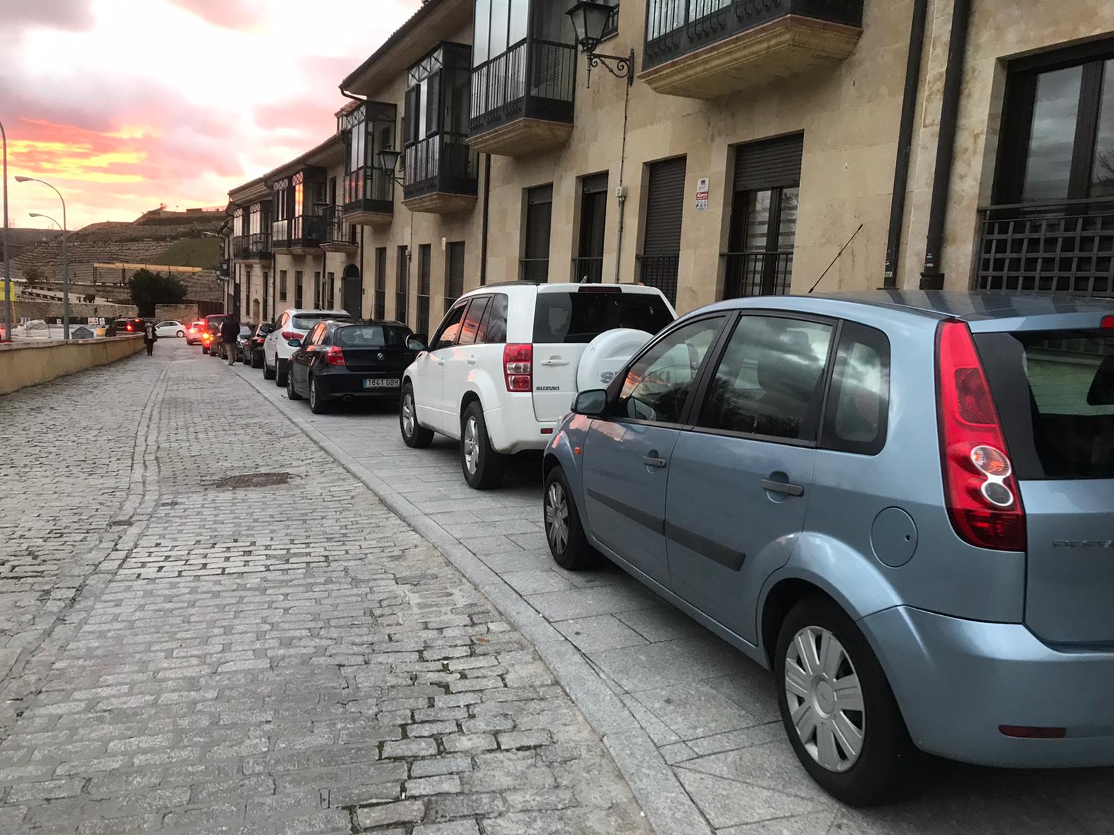 Los coches subidos en la acera en la calle Empedrada.