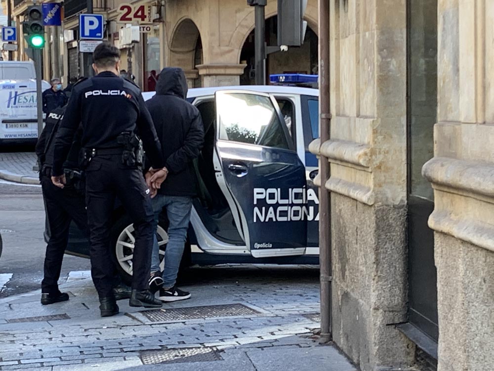 Varios policías nacionales detienen a un hombre en la calle San Justo.