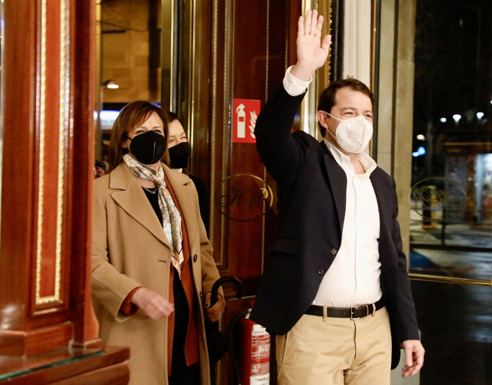 Alfonso Fernández Mañueco a su llegada al hotel Alameda Palace