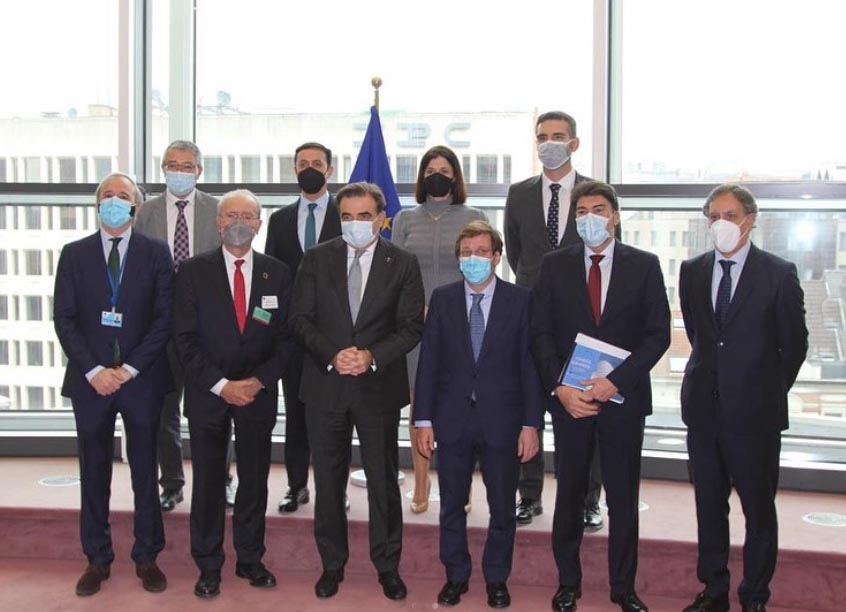 García Carbayo, primero por la derecha, junto a los demás alcaldes del PP en Bruselas.