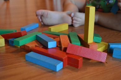 Un bebé con un juego de bloques. Imagen. Pixabay.