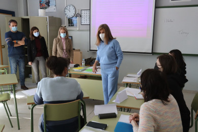 Los profesores voluntarios de la Escuela Oficial de Idiomas enseñan español a refugiados ucranianos. Fotografías. JOTA.