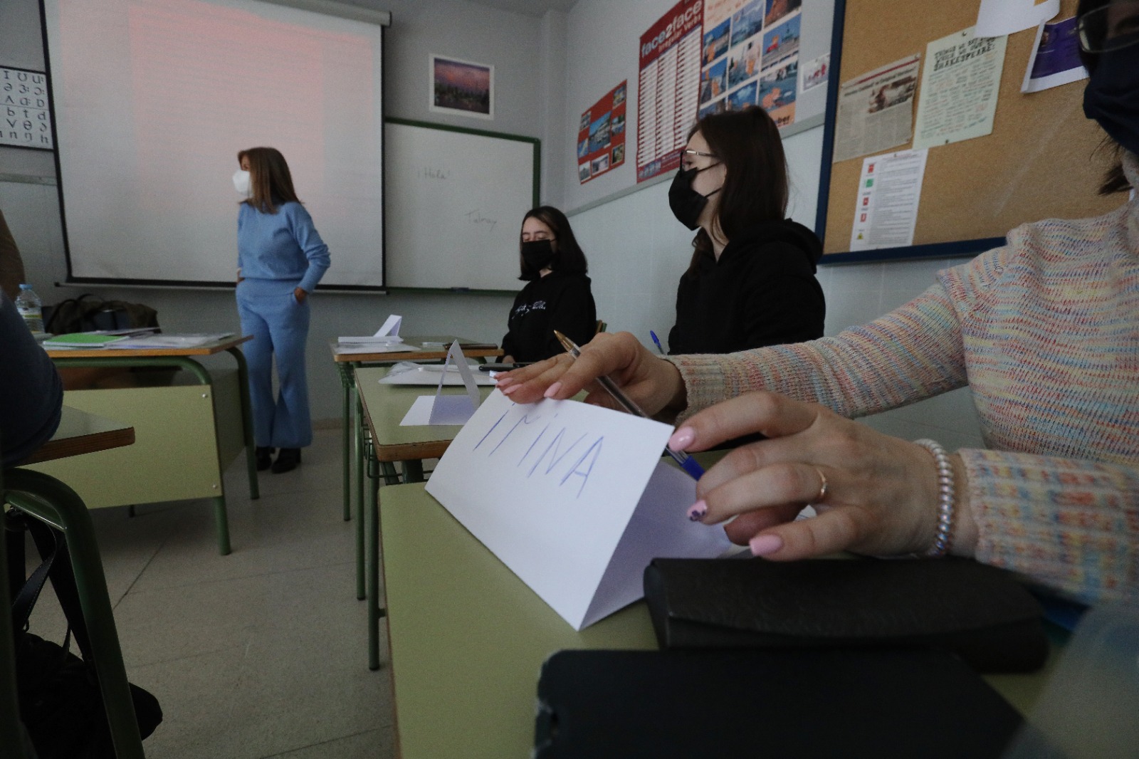 Los profesores voluntarios de la Escuela Oficial de Idiomas enseñan español a refugiados ucranianos. Fotografías. JOTA. 