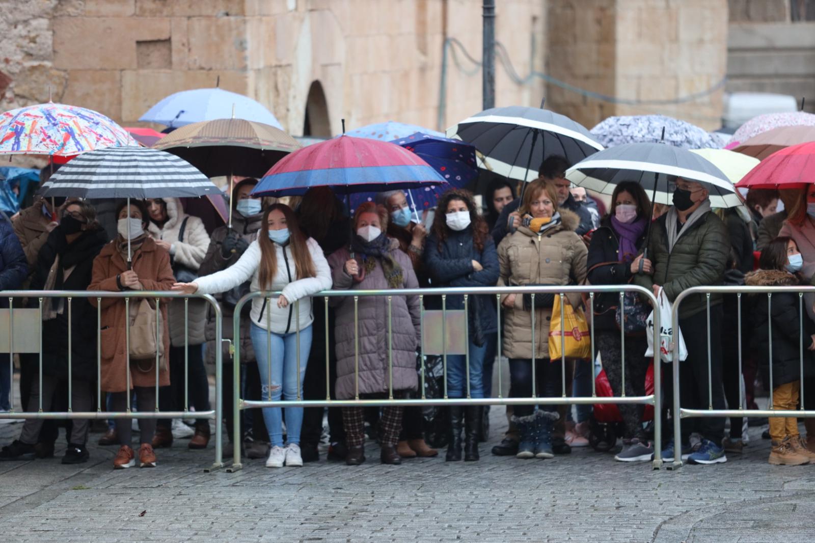 lluvia paraguas Los fieles esperaban la salida de la procesión de la iglesia de la Vera Cruz.