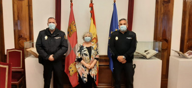 La subdelegada del Gobierno recibe al jefe del puesto CNP en Fuentes de Oñoro