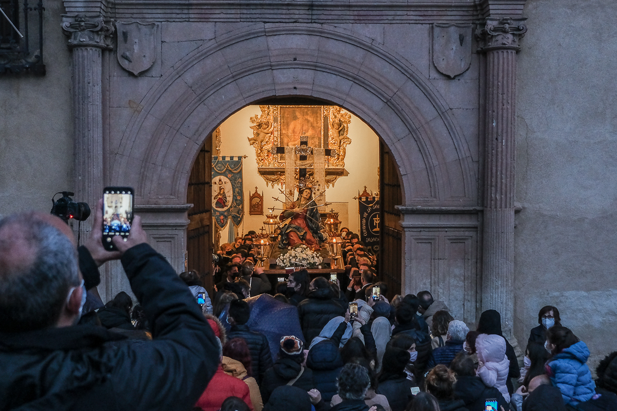 Los devotos pudieron fotografiar la imagen de la Madre desde la puerta de la iglesia de la Vera Cruz.