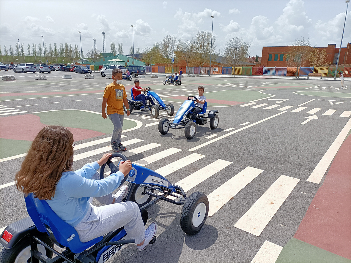 Los escolares de Carbajosa practican en el circuito de educación vial,