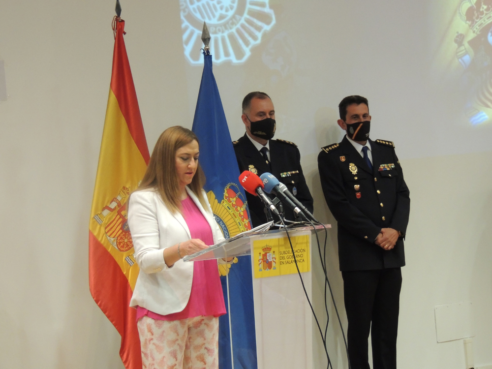 Virginia Barcones, delegada del Gobierno, en la toma de posesión del nuevo comisario de la Policía Nacional en Salamanca, Claudio Javier Díaz.