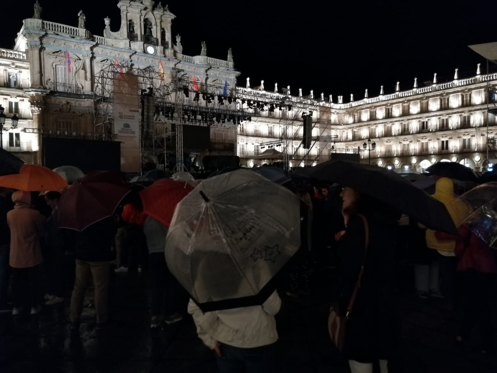 Numerosos seguidores de Vanessa Martín acudieron paraguas en mano a escucharla a la Plaza Mayor, pero se suspendió el concierto.