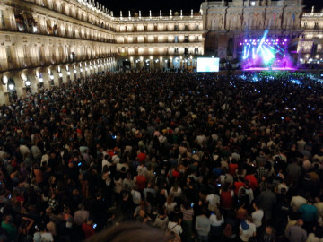 La Plaza Mayor de Salamanca presentó el 'completo' para ver a El Arrebato, en el último concierto de Ferias y Fiestas.