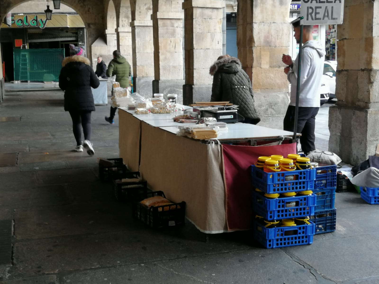 Los puestos con turrón ya están instalados en los soportales de la Plaza Mayor.