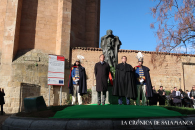 El alcalde de Salamanca, Carlos García Carbayo, y el presidente de la Junta, Alfonso Fernández Mañueco, colocan una corona de laurel a Unamuno.