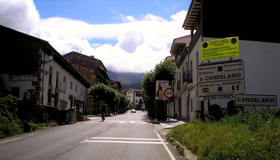 Entrada a Candelario. Fotografía. Turismo de Andalucía.