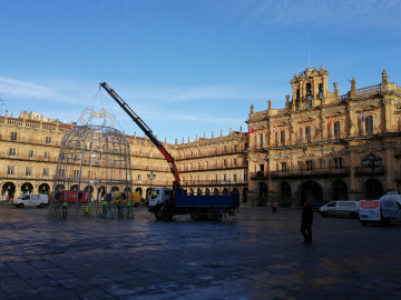 Retirada María de la O, el adorno que decoró la Plaza Mayor durante la Navidad.