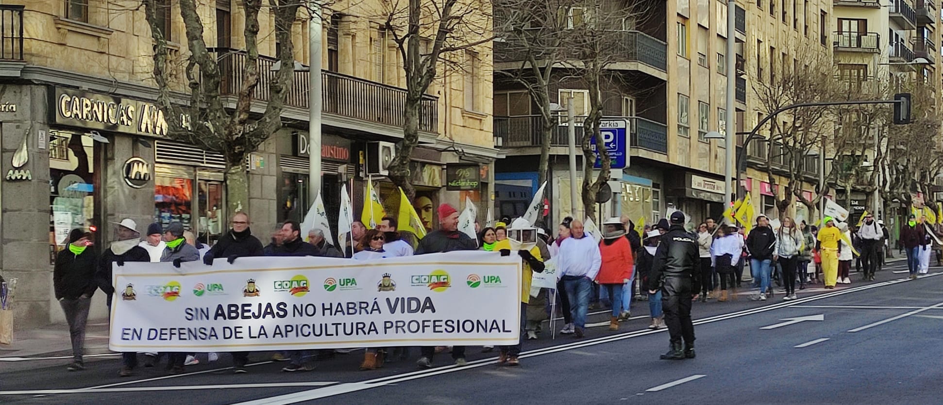 Los apicultores salmantinos se manifiestan por la supervivencia del sector.