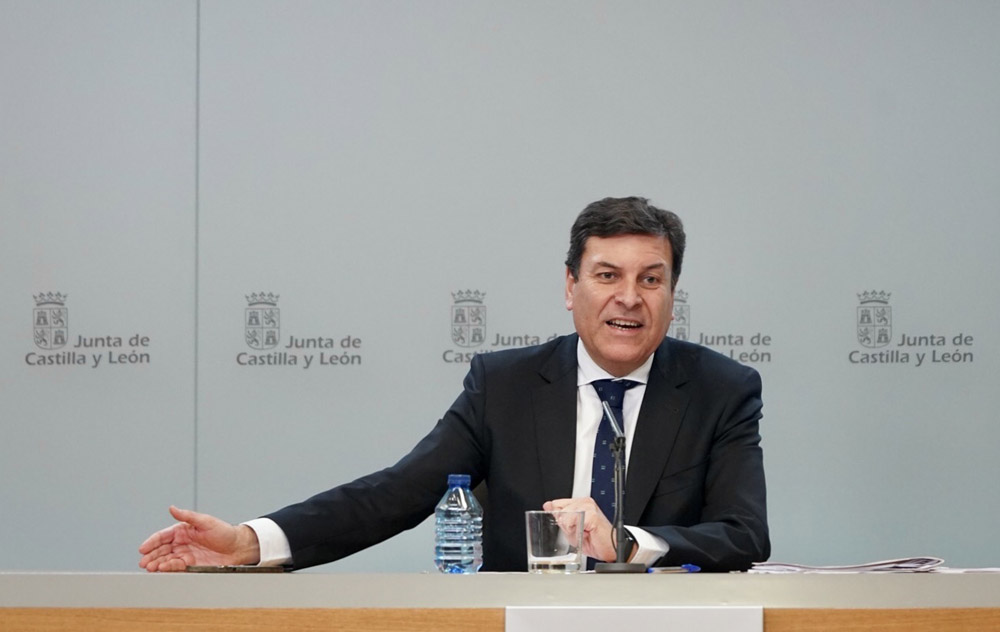 Leticia Pérez / ICAL. El consejero de Economía y Hacienda y portavoz, Carlos Fernández Carriedo, comparece en rueda de prensa posterior al Consejo de Gobierno.