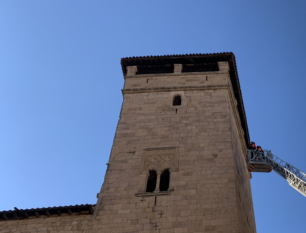 Bomberos en la Torre del Aire.