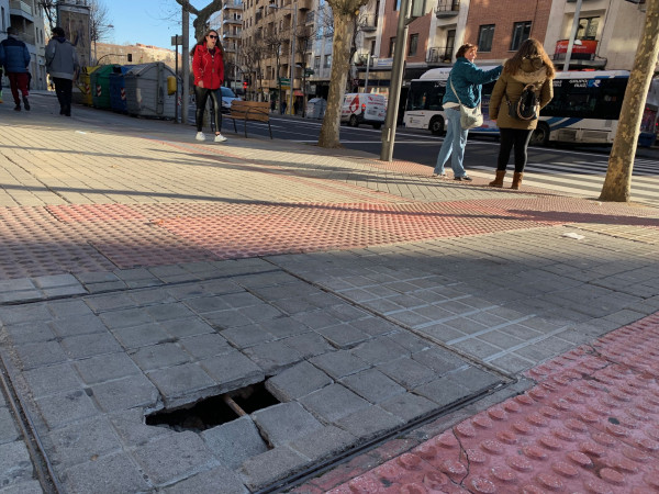 Una de las arquetas de la avenida de Mirat tiene un agujero por donde cogería el pie de una persona.