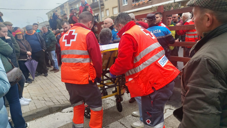 Personal de Cruz Roja atienden a uno de los heridos en el encierro del sábado del Carnaval de Toro en Ciudad Rodrigo.