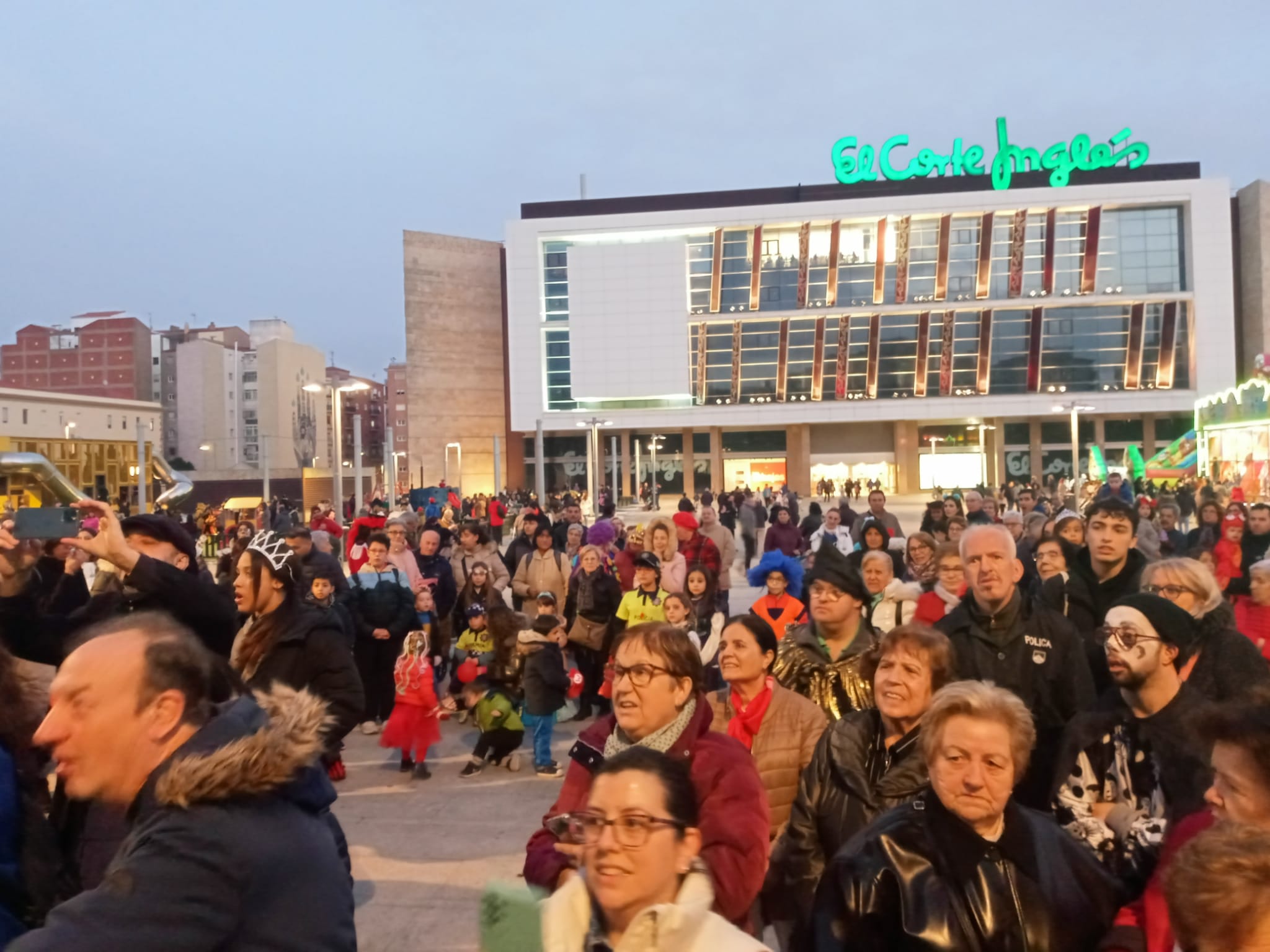 Cientos de personas celebran el carnaval en Salesas en la plaza de la Concordia.