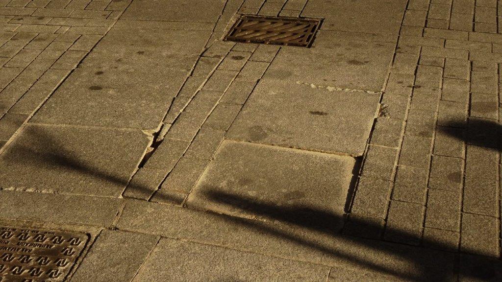 Piedras sueltas y pavimento en mal estado en la calle Ancha, seis meses después de haberla remodelado.