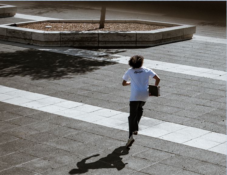 Un joven corre por una calle. Fotografía. Unsplash.