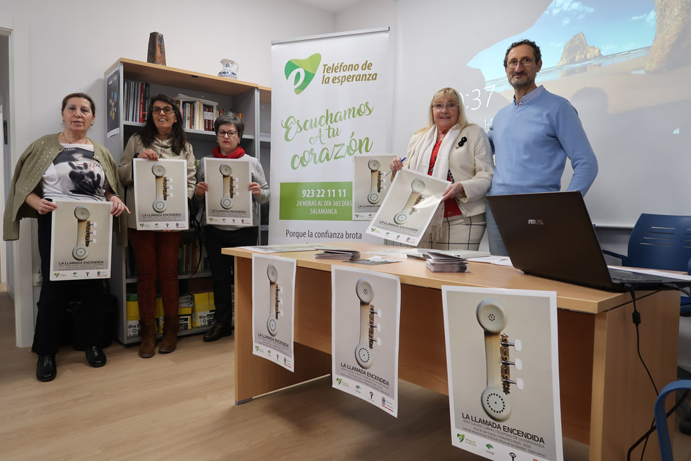 Voluntarios del Teléfono de la Esperanza, Mercedes Bueno, Ramoni Ledesma, Lucía García, Mª Carmen Igea y José Antonio Martín.