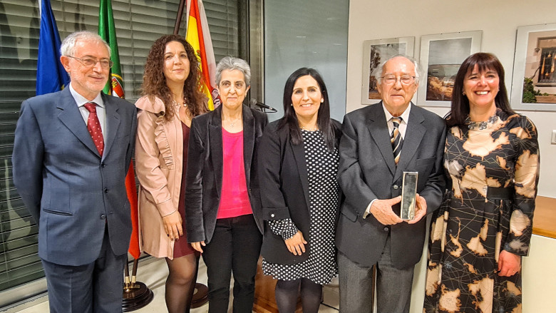Valentín Cabero, catedrático jubilado de la Usal, recibe el premio Eduardo Lourenço, en Guarda, Portugal.