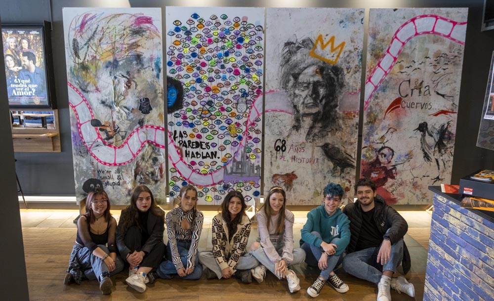 David Arranz. / ICAL . Los alumnos de la Facultad de Bellas Artes de Salamanca, homenajean mediante un mural colectivo al cineasta Carlos Saura.