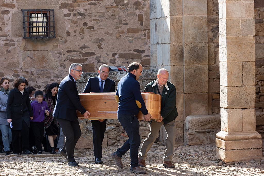 Concha Ortega / ICAL . Funeral en memoria del escritor Fernando Sánchez Dragó en Castilfrio de la Sierra. En la imagen su mujer y su hijo pequeño junto a familiares y amigos