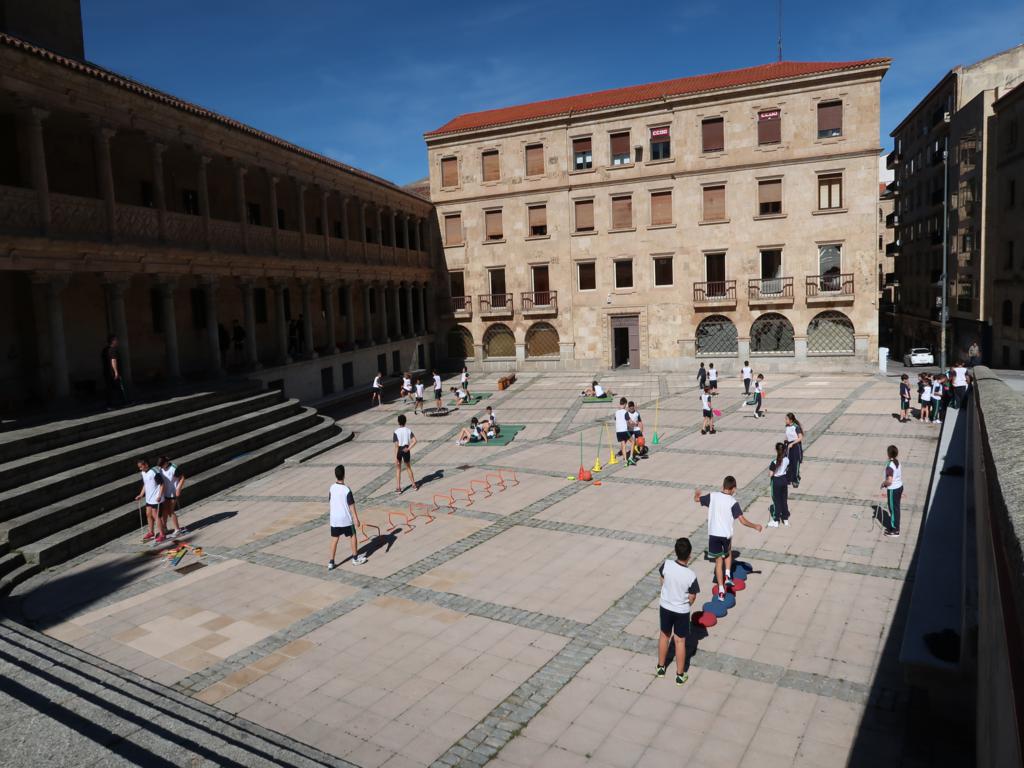 Alumnos de las Siervas de San José realizan la clase de Educación Física en la plaza de San Román
