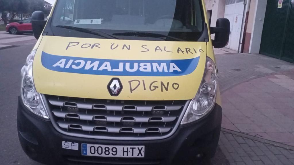 Una ambulancia con la pintada: 'Por un salario digno'.