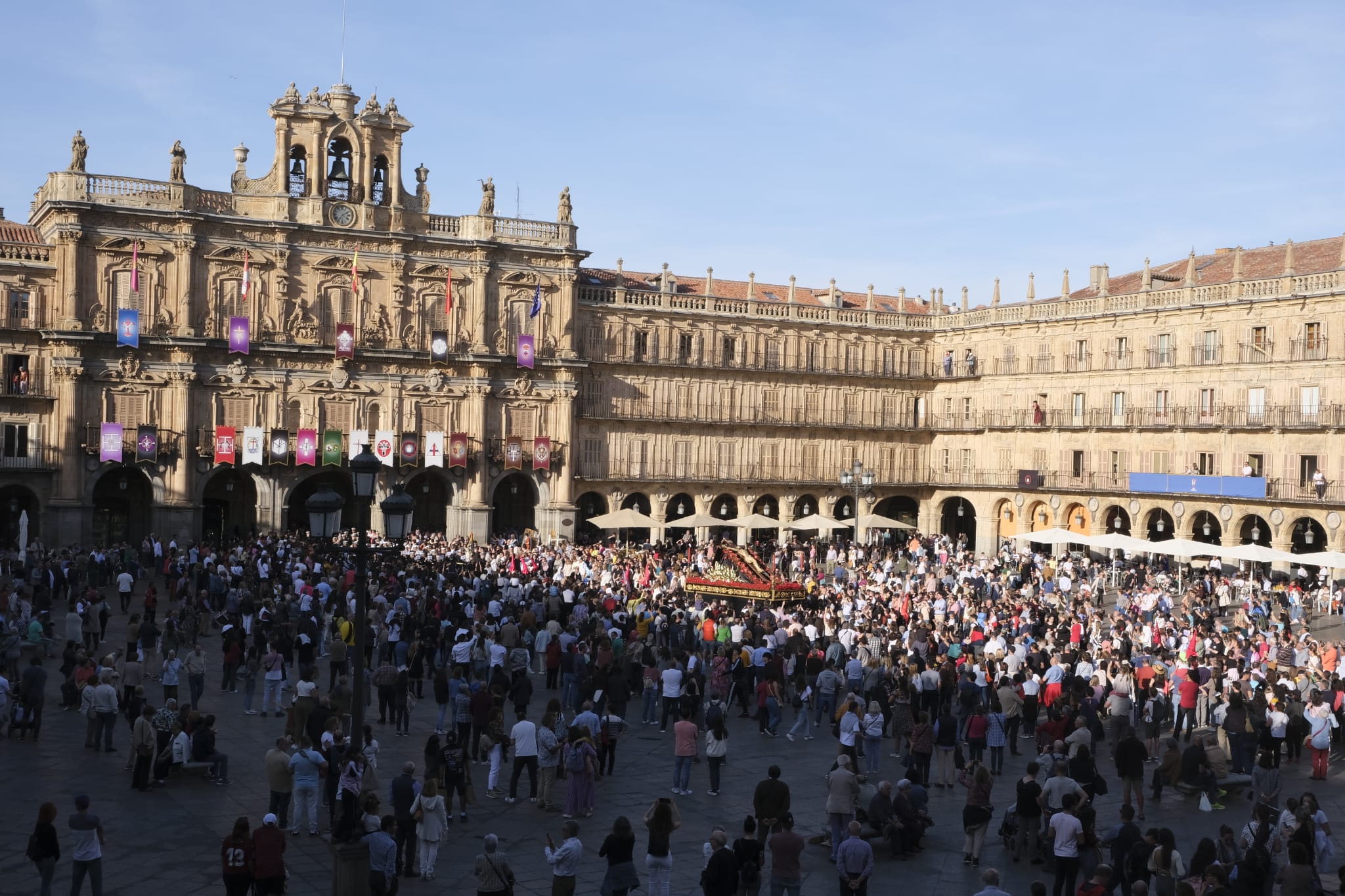 El Cristo de la Vela a su paso por la Plaza Mayor.