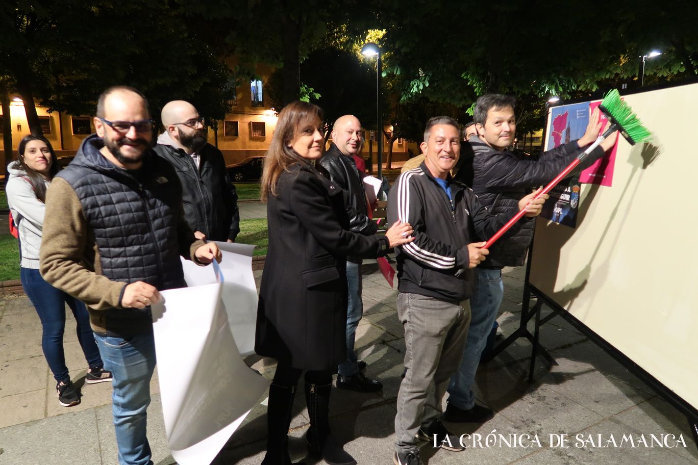 Ángela Gómez Fraile y los compañeros de la lista de UPL Salamanca en la pegada de carteles en la plaza del barrio Vidal. (5)