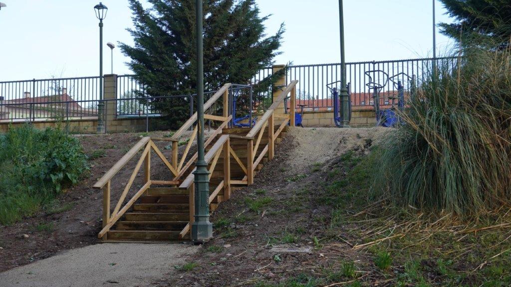 Desperfectos en el talud recién reformado del parque Huerta Otea. Fotografía. Comité Antinuclear y Ecologista de Salamanca.