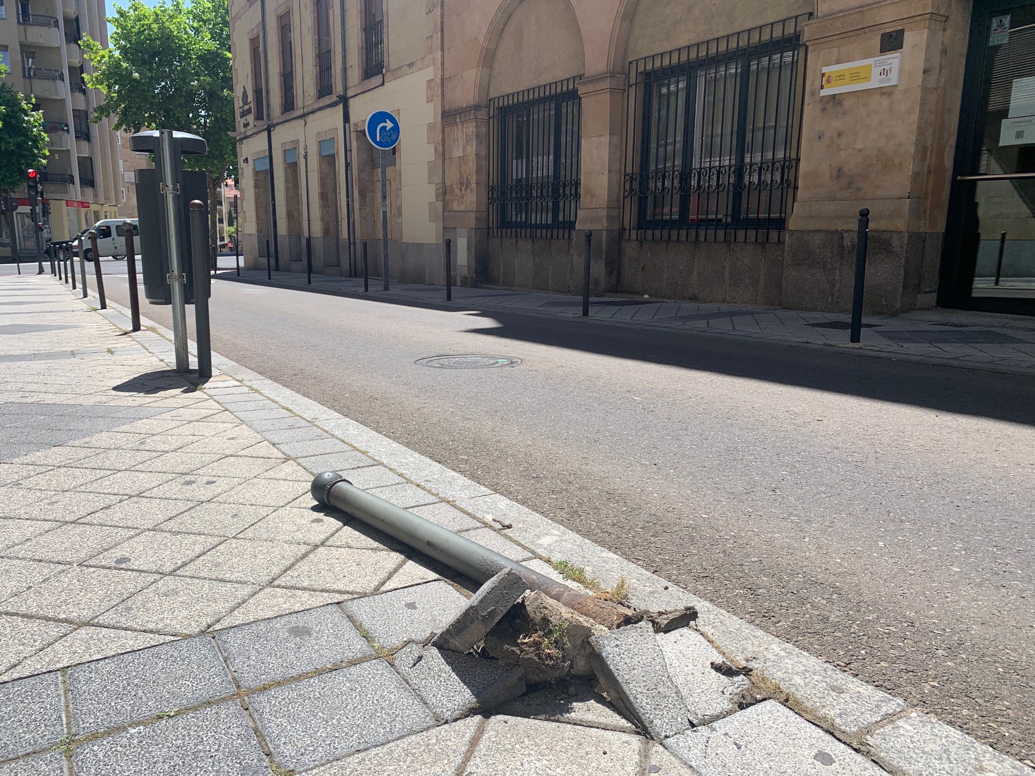 El bolardo de Dimas Madariaga, por el suelo.