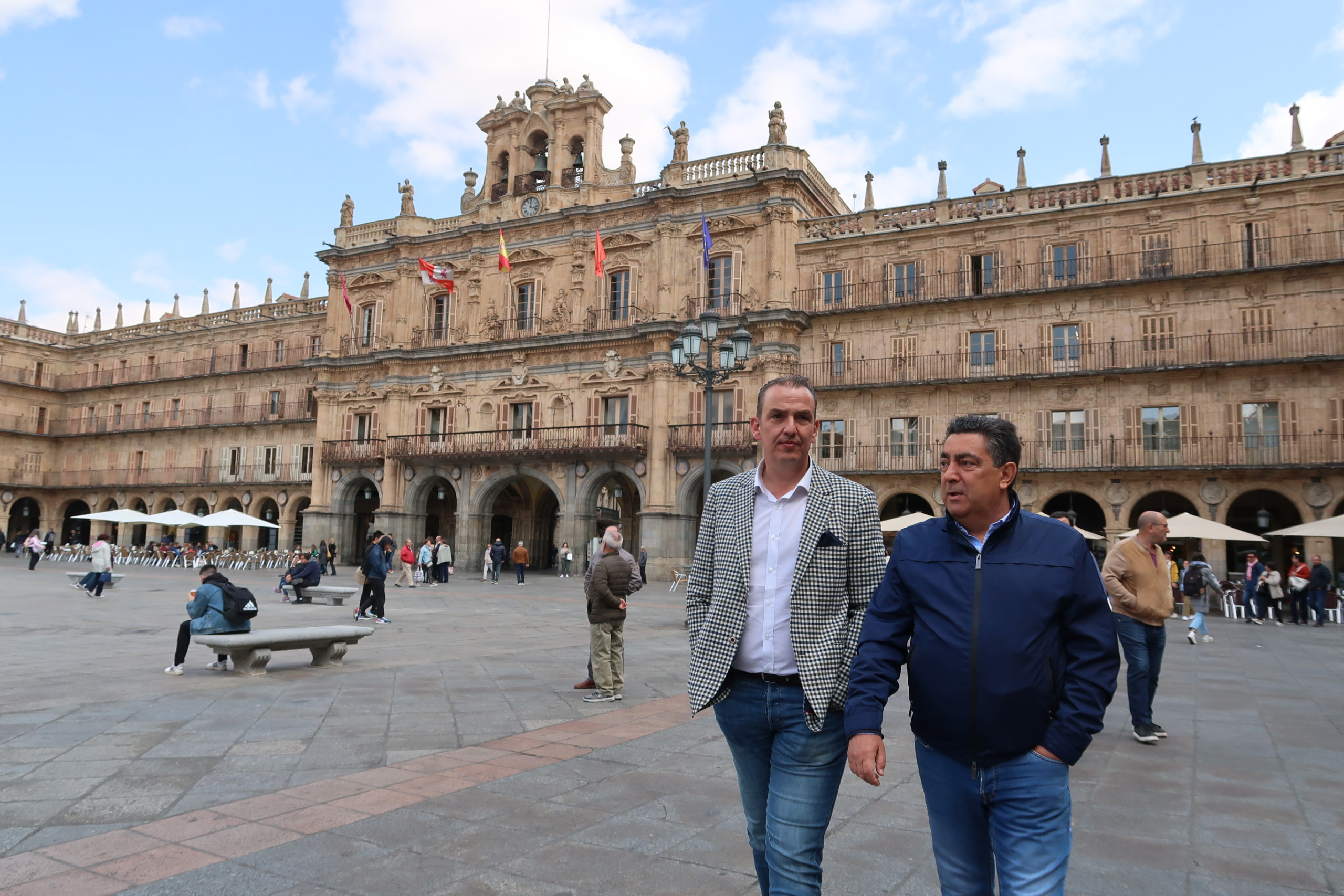 Chenche Martín Galeano y Elías Carcedo, número uno y dos de Por Salamanca, formación que concurre a las elecciones municipales del 28M. 
