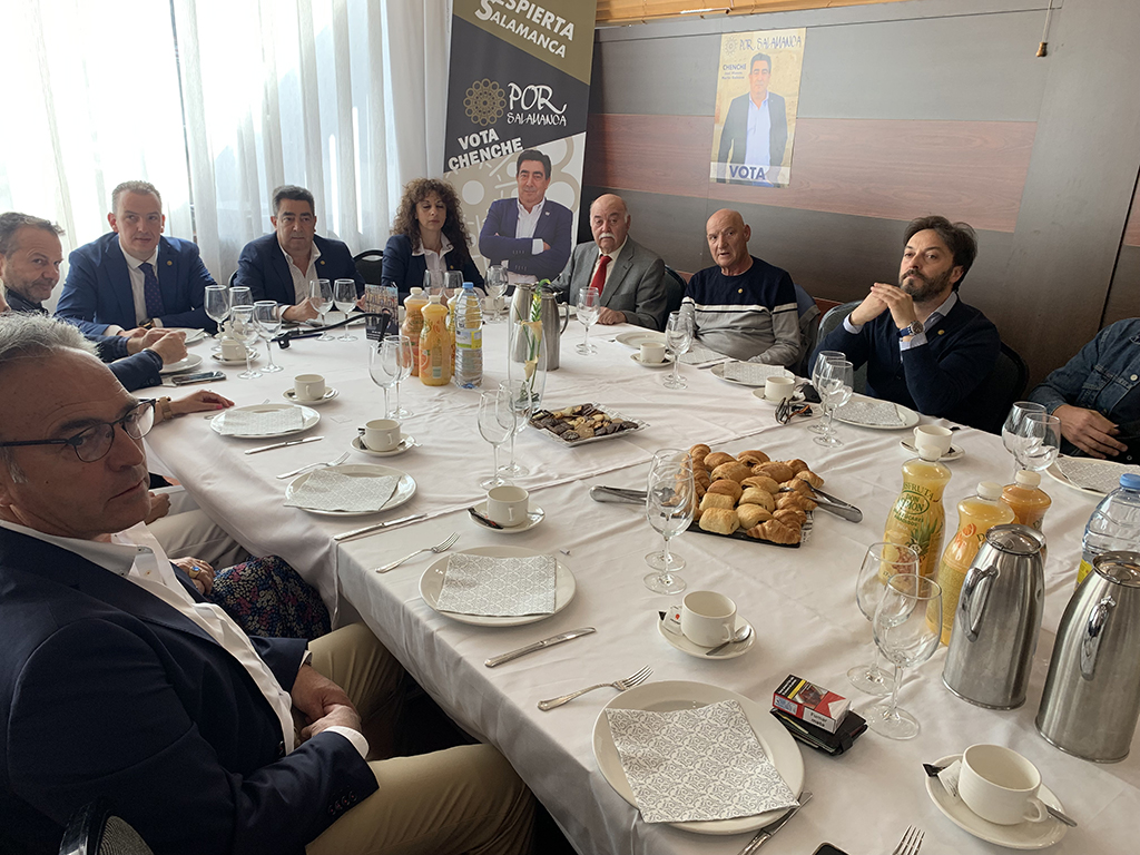 La formación Por Salamanca ofreció un desayuno informativo para presentar su programa. (1)