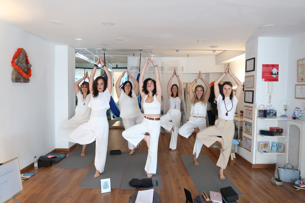 Marta Corrionero y las alumnas de la segunda edición del curso de formación de maestros de yoga en Yoga Ganesha Salamanca. (3)