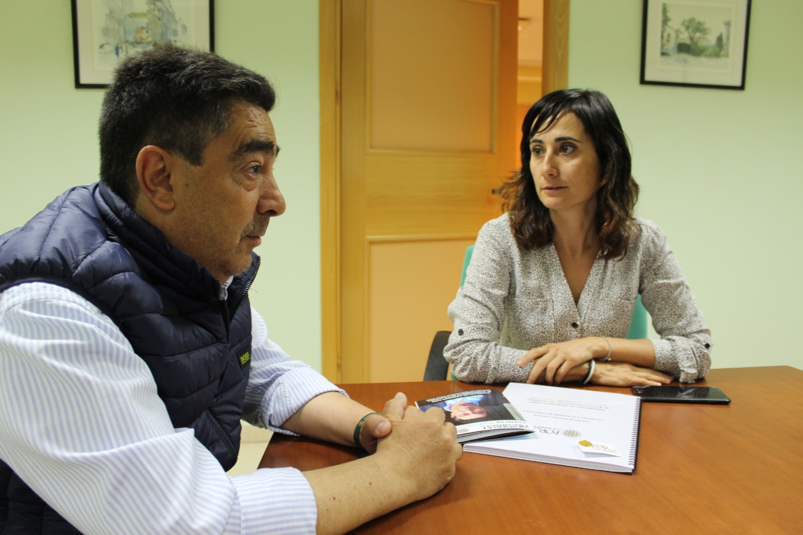 Chenche Martín Galeano, candidato Por Salamanca, y Esther Pérez Dalmeda, directora de la Once en Salamanca.