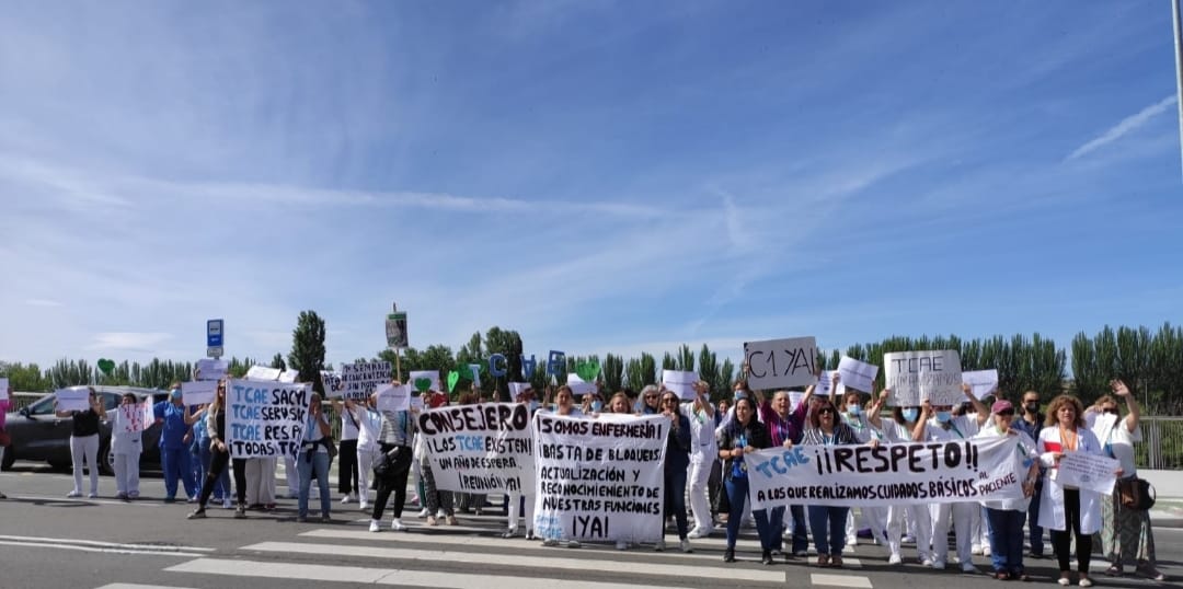 Los técnicos de enfermería se concentran frente al hospital de Salamanca.