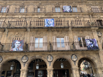 Retratos de Lorca en la balconada de la Plaza Mayor