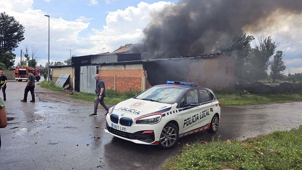 Ayuntamiento de León / ICAL . Incendio declarado en una nave de Trobajo del Cerecedo (León) tras la caída de un rayo en el que han muerto 16 terneros y dos vacas