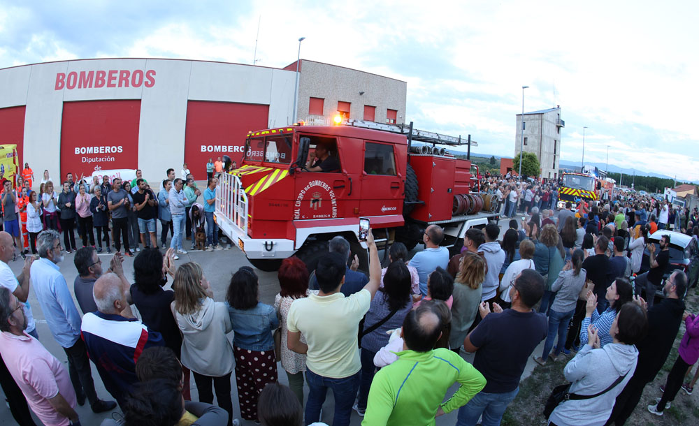 Vicente / ICAL . Miles de personas salen a las calles de Ciudad Rodrigo para apoyar a los bomberos mirobrigenses
