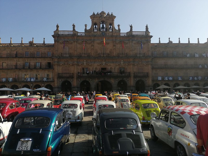 Los Seiscientos -Seat 600- aparcados en la Plaza Mayor.