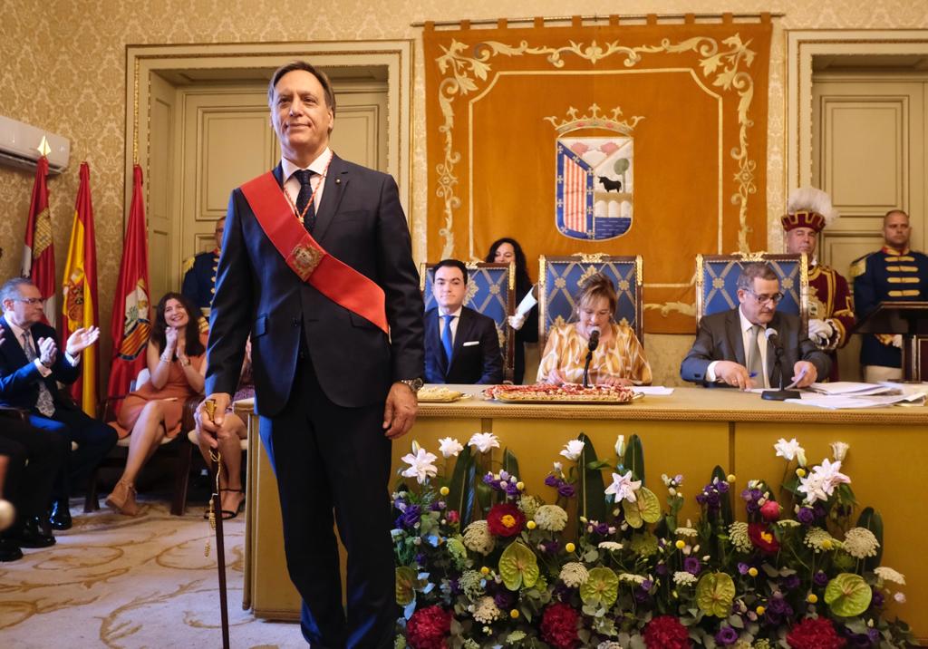 Carlos García Carbayo toma posesión como alcalde de Salamanca. Foto. Twitter.