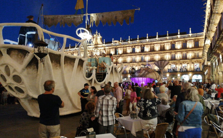 El ballenero Pequod y Moby Dick, en la Plaza Mayor de Salamanca.