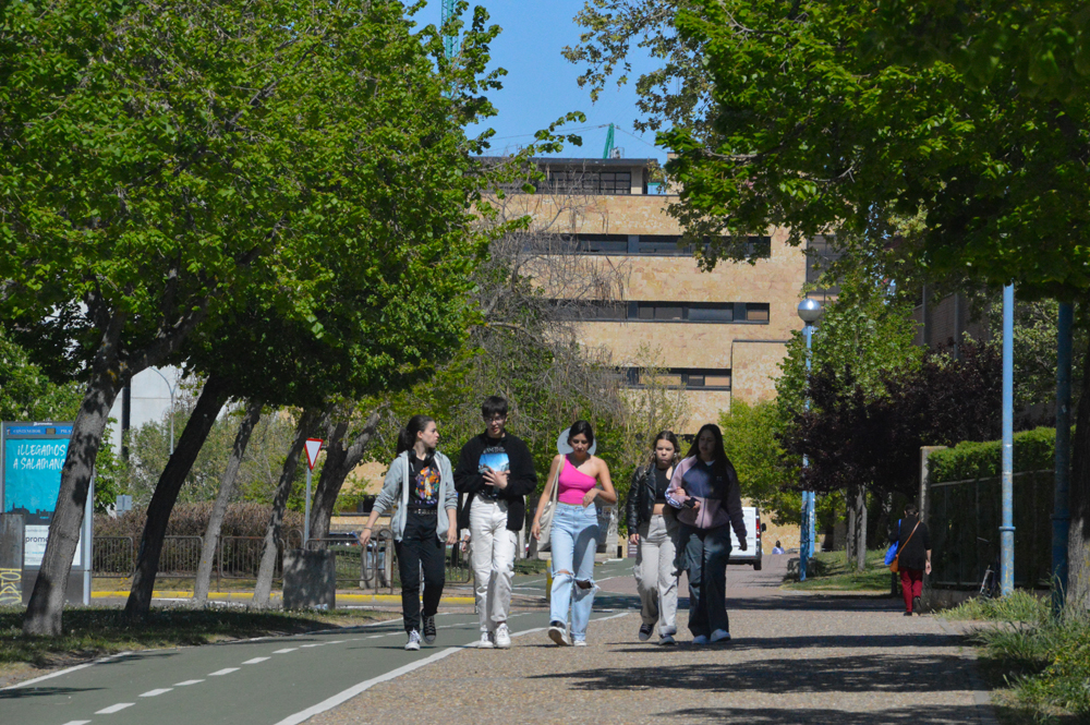 Estudiantes en el campus Unamuno de la Universidad de Salamanca.