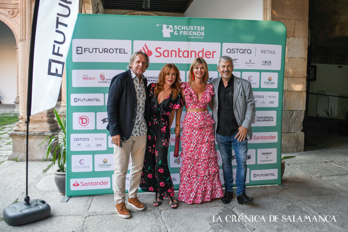 Bernrd Schuscter, Carlos Sobera y sus esposas en la cena de gala. Fotografía. Pablo de la Peña.