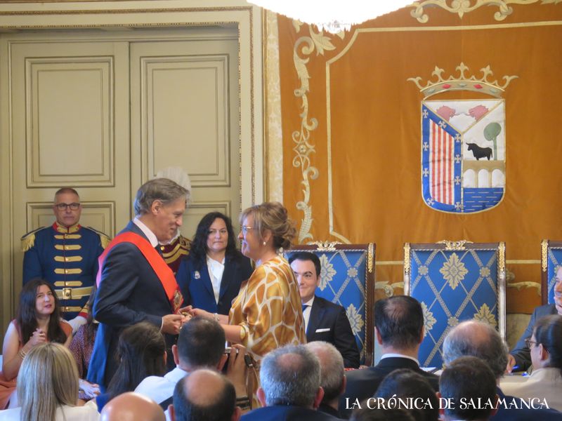 El alcalde recibe el bastón de mando de manos de Isabel Macías, en la constitución del nuevo Ayuntamiento.